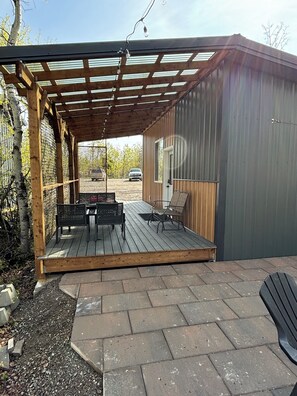 Outdoor dining - Payne Lake Wilderness Huts - Duck Blind (Mountain View)