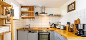 Kühlschrank, Ofen, Geschirrspüler, Wasserkocher mit Kaffee-/Teezubehör