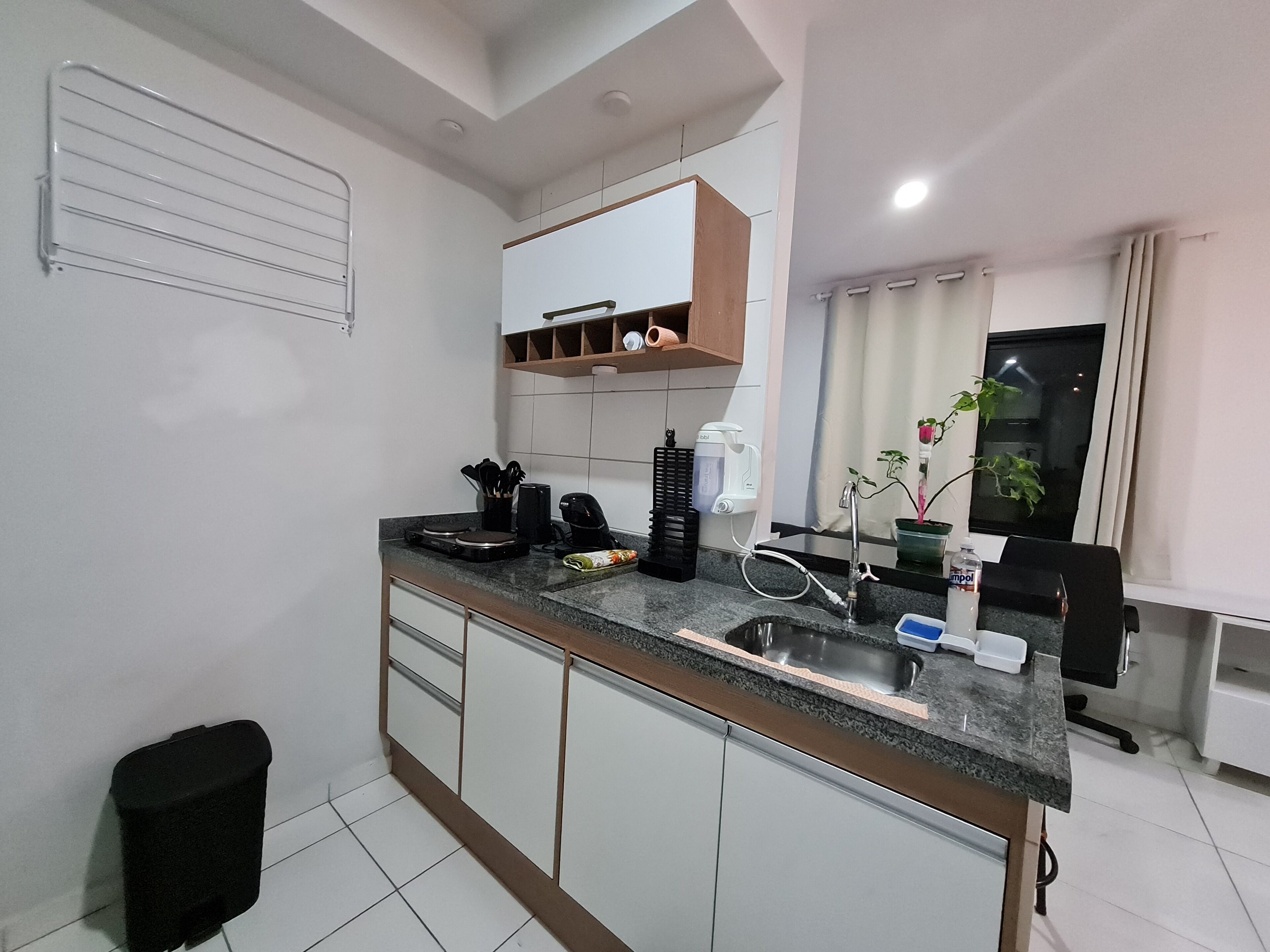 Cafeteira/chaleira, geladeira, micro-ondas, fogão