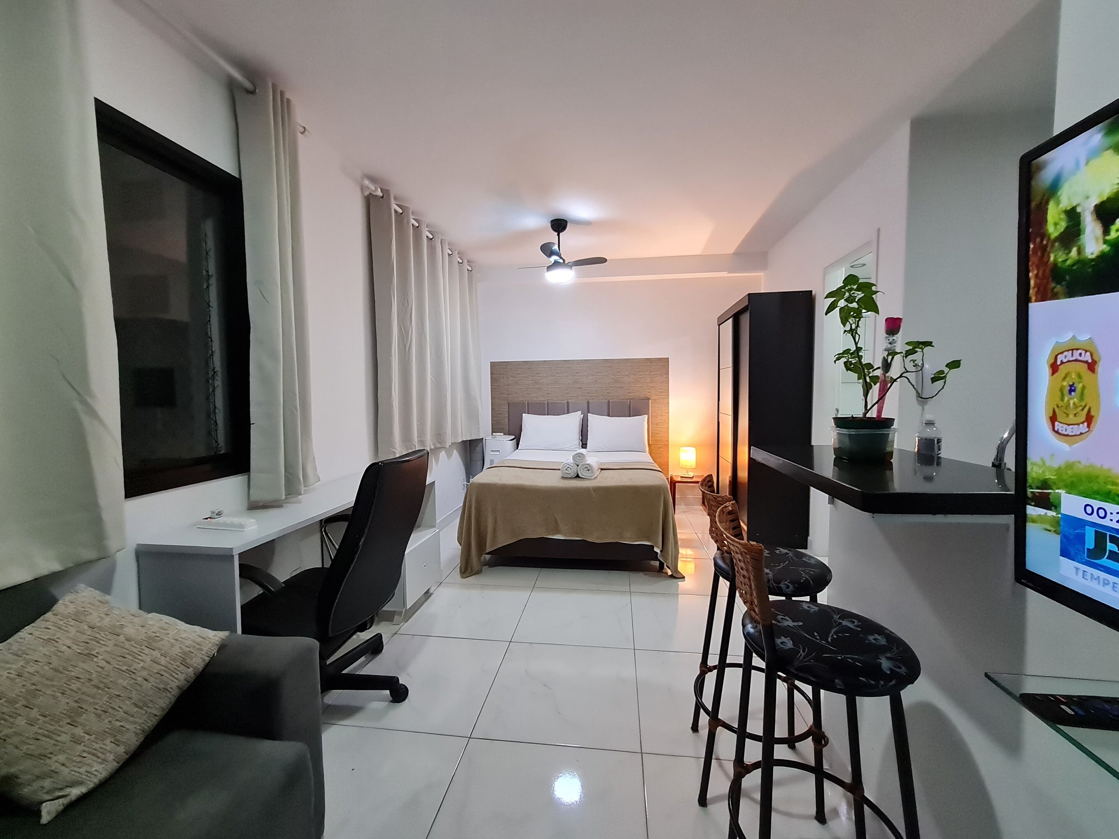 1 quarto, escrivaninha, ferros/tábuas de passar roupa, berço de viagem