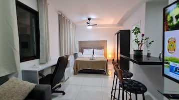 1 quarto, escrivaninha, ferros/tábuas de passar roupa, berço de viagem