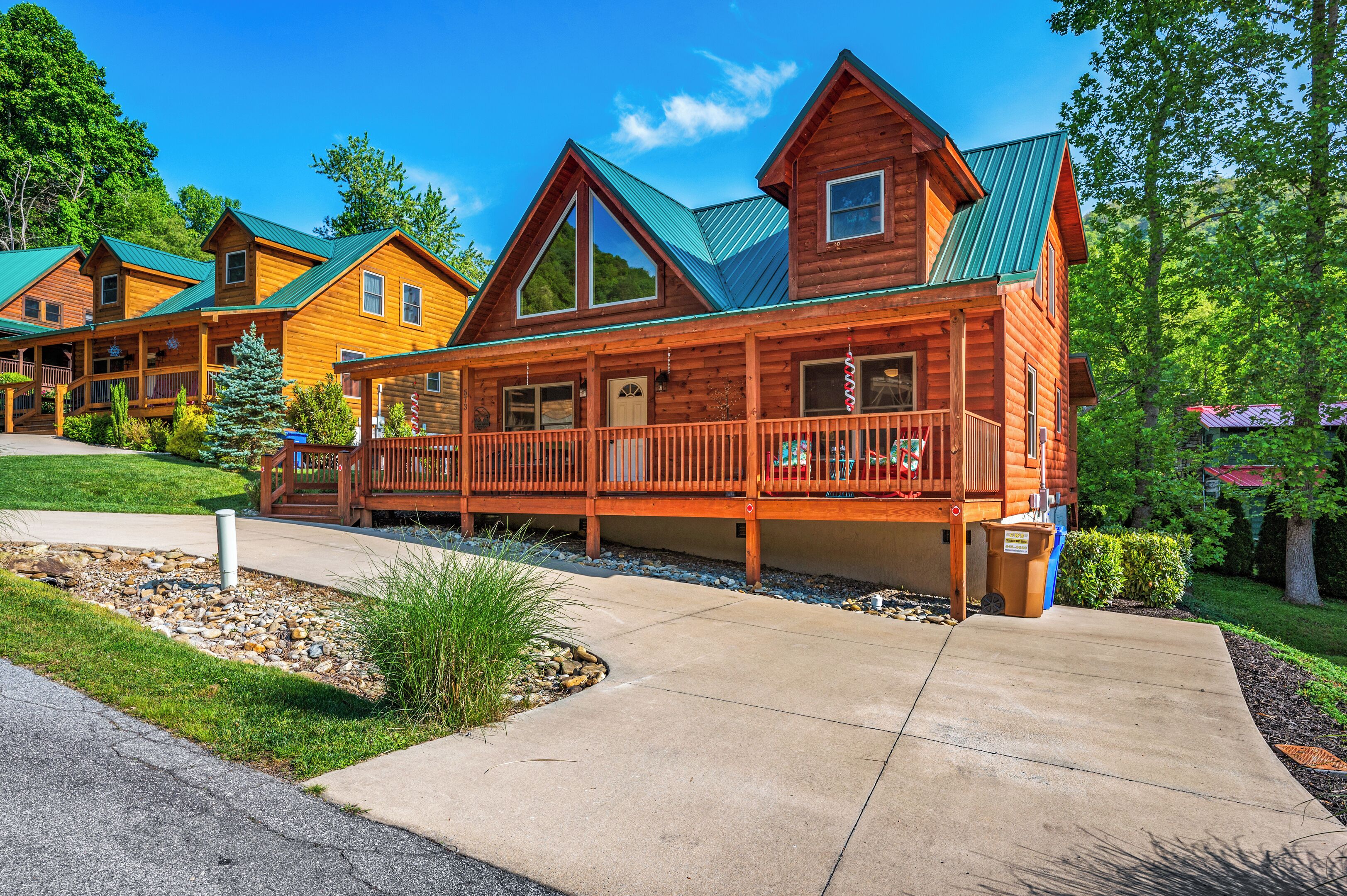 2 Steps to access, Master on Main. Cozy cabin with all the Amenities. 5 Stars!