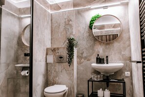 Habitación triple superior | Caja de seguridad en la habitación, muebles diferentes y wifi gratis 