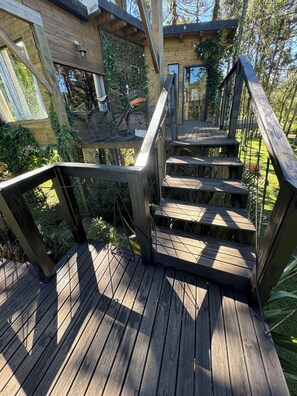 A wooden deck with a staircase leading to a building. - Refuge Green Valley (Urubici)