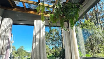 Cabin có thiết kế đặc sắc, quang cảnh sân vườn | Phòng tắm | Bồn tắm và buồng tắm vòi sen riêng, vòi sen thủy lực, máy sấy tóc