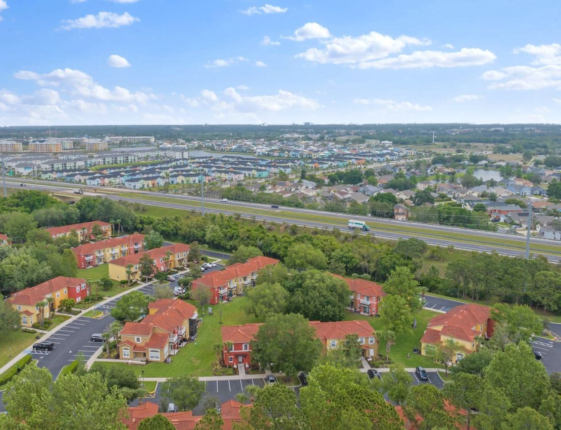 Vue aérienne d’un quartier résidentiel comprenant de nombreux immeubles d’appartements, des routes et des espaces verts.