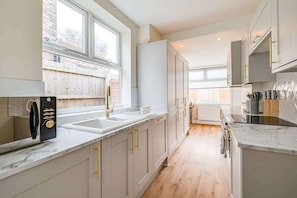 Réfrigérateur, four à micro-ondes, un four, surface de cuisson
