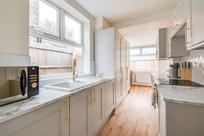 Frigorifero, microonde, forno, piano cottura