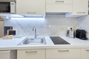 Frigorifero, piano cottura, macchina per tè/caffè, bollitore elettrico