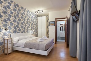 1 habitación, tabla de planchar con plancha y cuna de viaje