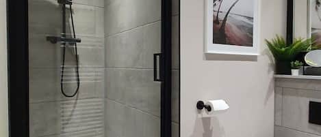 Regadera, amenidades de baño gratuitas, secadora de cabello, toallas