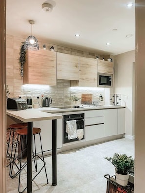 Fridge, microwave, oven, stovetop - Stylish 1Bed Apartment in Sheffield CC (Sheffield)