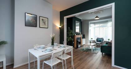 Stylish 3BR House in Hull Sleeps 5