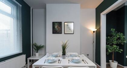 Stylish 3BR House in Hull Sleeps 5