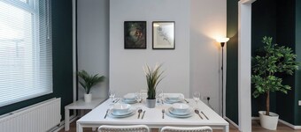 Stylish 3BR House in Hull Sleeps 5