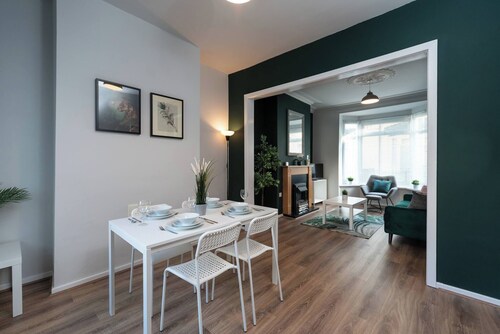 Stylish 3BR House in Hull Sleeps 5