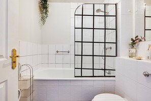 Secador de cabelo, toalhas de banho, sabonete, shampoo