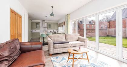 Beautiful Big Family Home: Sleeps 10, Park 3 Cars