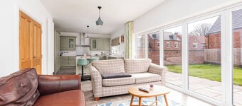 Beautiful Big Family Home: Sleeps 10, Park 3 Cars