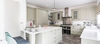 Beautiful Big Family Home: Sleeps 10, Park 3 Cars