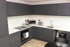 Réfrigérateur, four à micro-ondes, un four, surface de cuisson