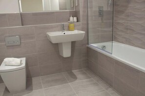 Douche, séchoir à cheveux, shampooing