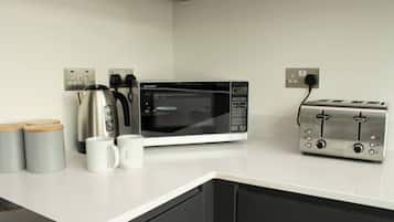 Kjøleskap, mikrobølgeovn, ovn og kokeplater