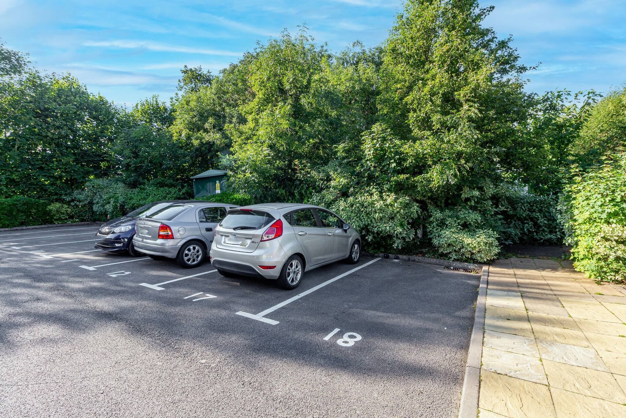 المنطقة المحيطة بالمنشأة