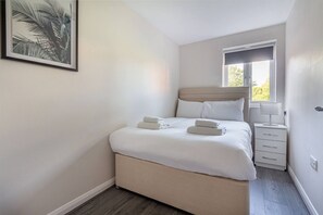 2 عدّة غرف نوم ومكواة/لوح كي وواي فاي مجانًا وملاءات أسرّة