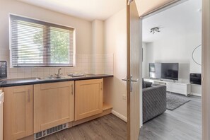 Interior - Lovely 2BR Apt in the Heart of Redditch (Redditch)