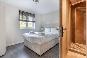 2 slaapkamers, een strijkplank/strijkijzer, gratis wifi, beddengoed