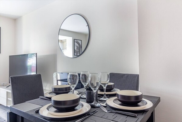 Dining - Lovely 2BR Apt in the Heart of Redditch (Redditch)