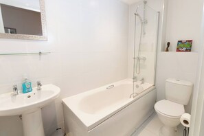 Douche, séchoir à cheveux, serviettes fournies, savon