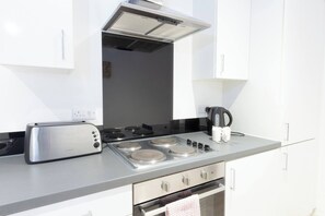 Geladeira, micro-ondas, fogão, cooktop