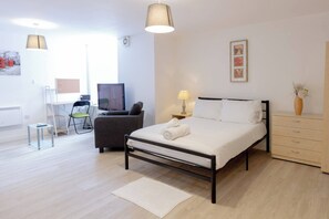 1 chambre, fer et planche à repasser, literie fournie
