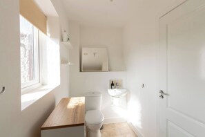 Suihku, hiustenkuivaaja, pyyhkeet, saippua