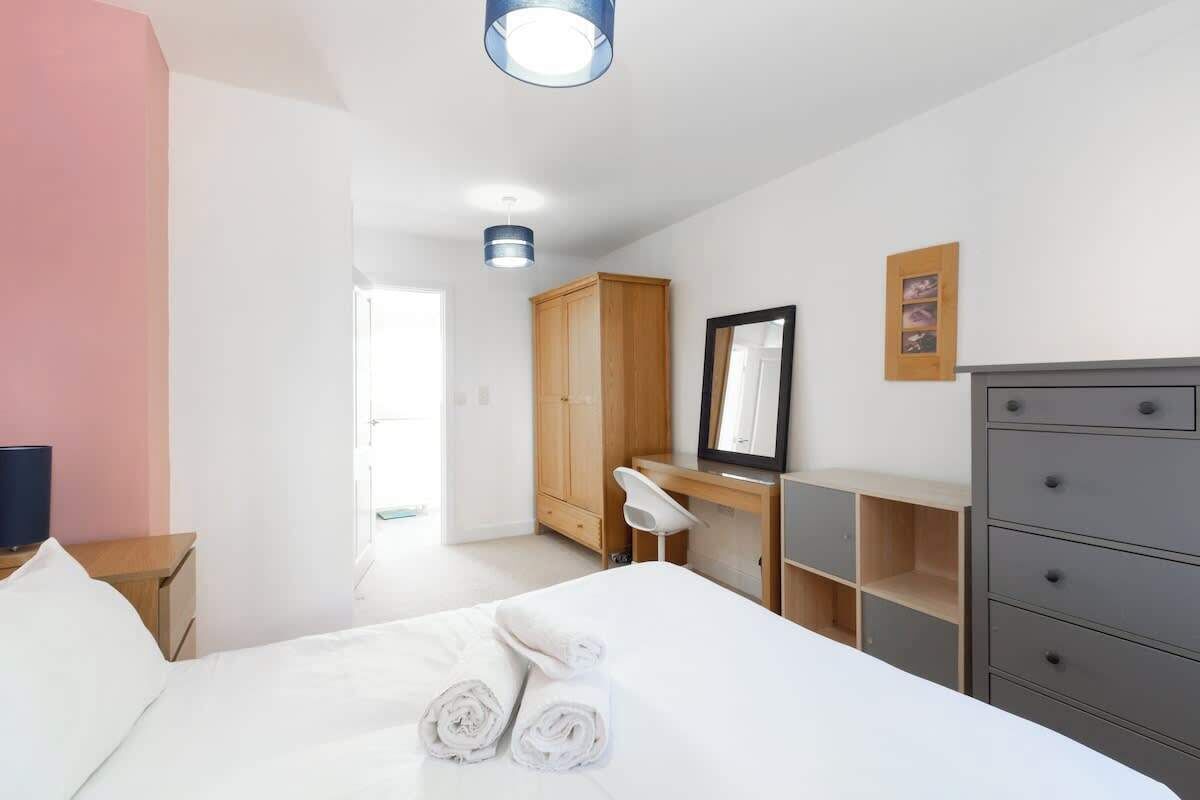 4 bedrooms, iron/ironing board, free WiFi, bed sheets