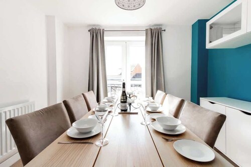 Homely 4BR Townhouse - Next to Hanley Park