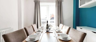 Homely 4BR Townhouse - Next to Hanley Park