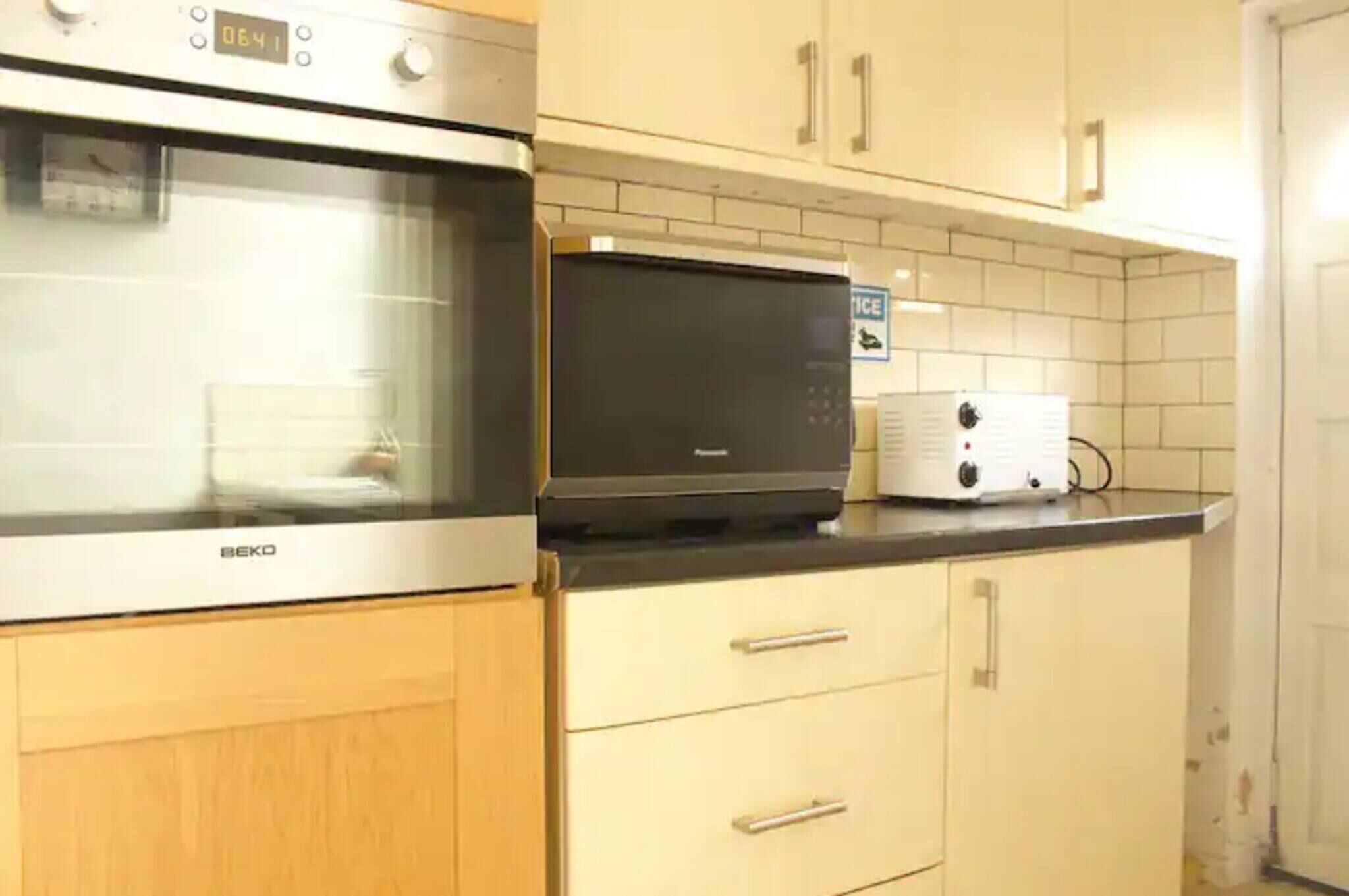 冰箱、微波炉、烤箱、炉灶