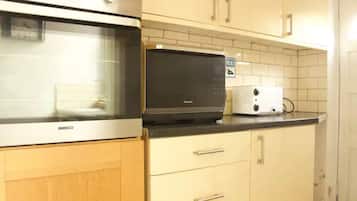 Een koelkast, een microgolfoven, een oven, een kookplaat