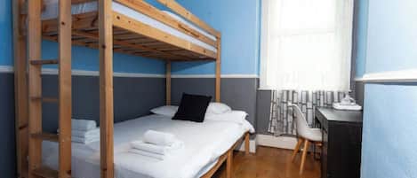 1 slaapkamer, een strijkplank/strijkijzer, gratis wifi, beddengoed