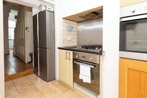 Fridge, microwave, oven, stovetop - Lovely Private Rooms near MCR Centre (Manchester)