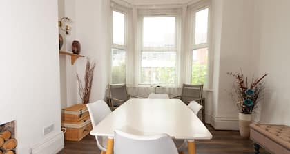 Lovely Private Rooms near MCR Centre