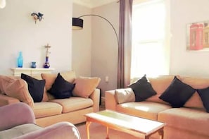 Living area - Lovely Private Rooms near MCR Centre (Manchester)