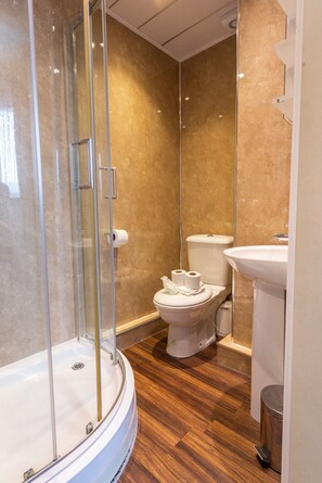 Douche, séchoir à cheveux, serviettes fournies, shampooing