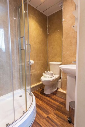 Een douche, een haardroger, shampoo