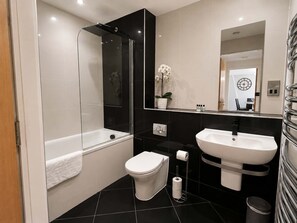 Een douche, een haardroger, shampoo