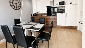 Dining - Charming 2BR Flat in Sheffield City Centre (Sheffield)