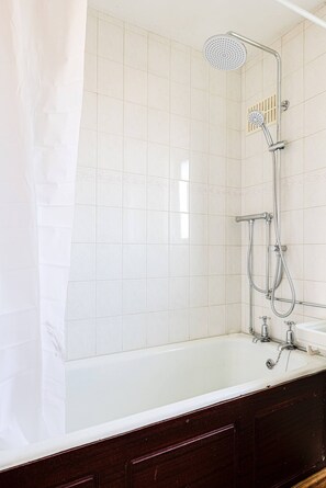 Een haardroger, handdoeken, zeep, shampoo